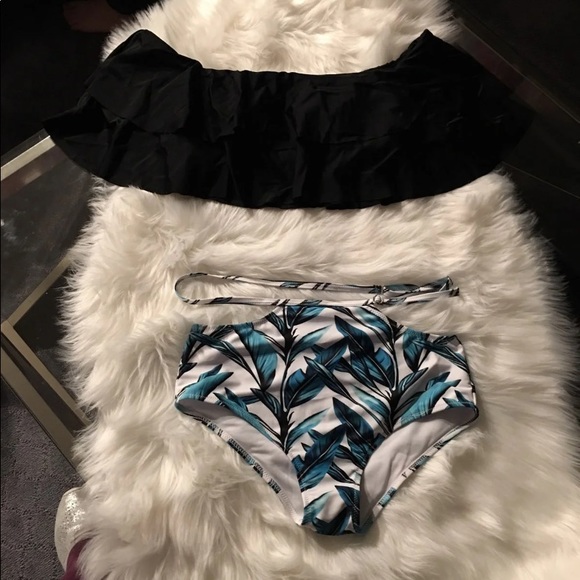 New small Off Shoulder Ruffled Bikini Set - Picture 2 of 7